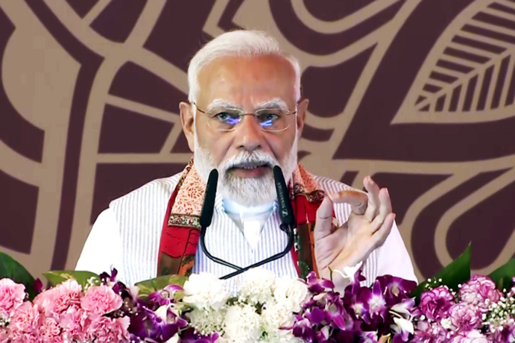 प्रधानमंत्री मोदी ने वाराणसी में 2,200 करोड़ रुपये की परियोजनाओं का उद्घाटन और शिलान्यास किया