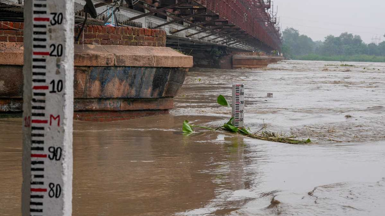 Delhi में यमुना का जलस्तर खतरे के निशान से ऊपर