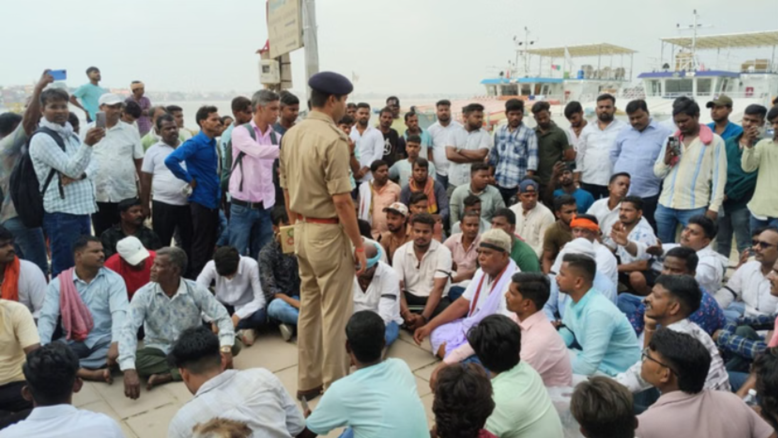 Varanasi के दशाश्वमेध घाट पर काली पट्टी बांधकर हुआ प्रदर्शन