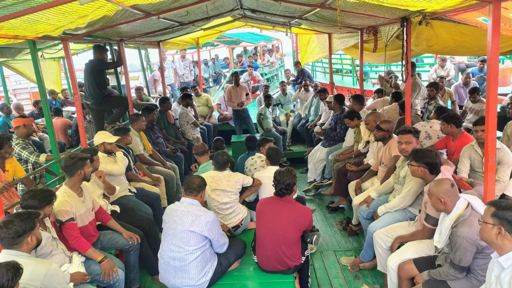 Varanasi के दशाश्वमेध घाट पर काली पट्टी बांधकर हुआ प्रदर्शन