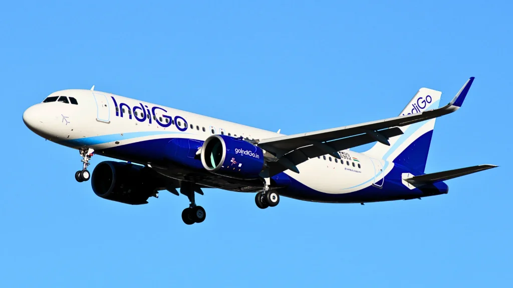 Varanasi Airport पर Indigo विमान की इमरजेंसी लैंडिंग