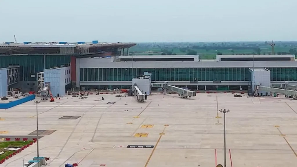 Noida Airport : नवंबर तक काम पूरे करने के निर्देश