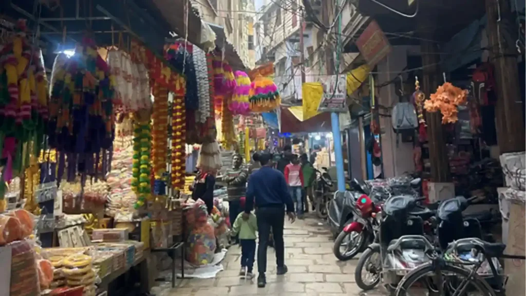 Varanasi में Diwali की रौनक के बीच दालमंडी में चल रहा पटाखों का काला कारोबार
