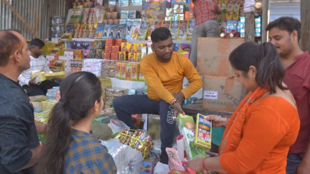 वाराणसी के Beniya Bagh में पटाखों की दुकान खोलने की अनुमति नहीं