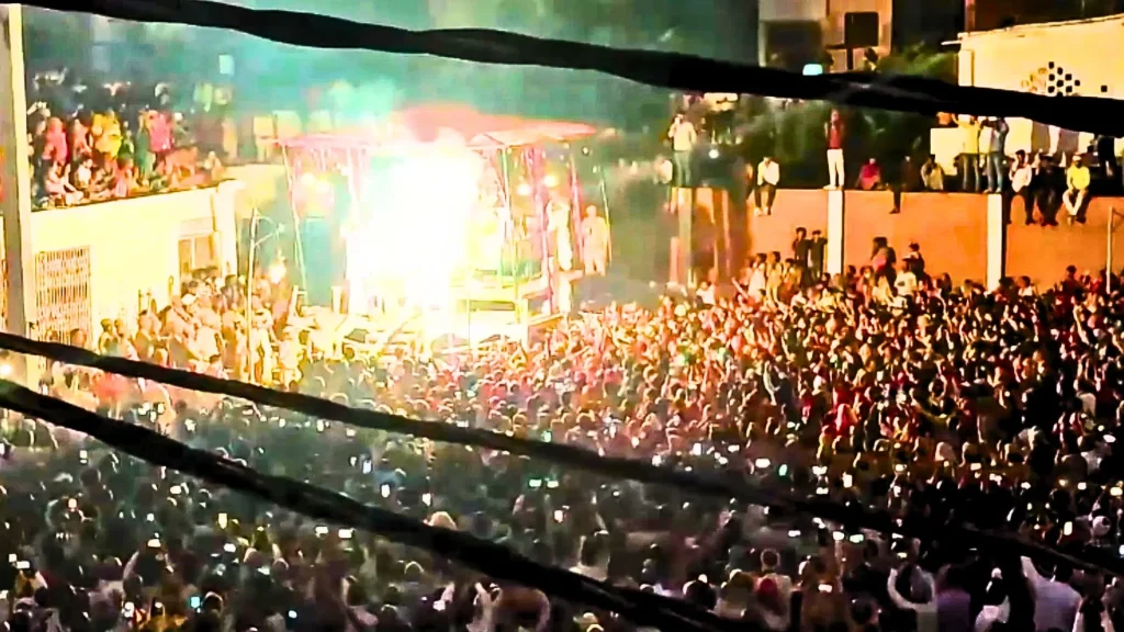 Varanasi के रामनगर में विश्व प्रसिद्ध रामलीला की भोर की आरती में श्रद्धालुओं का उमड़ा सैलाब