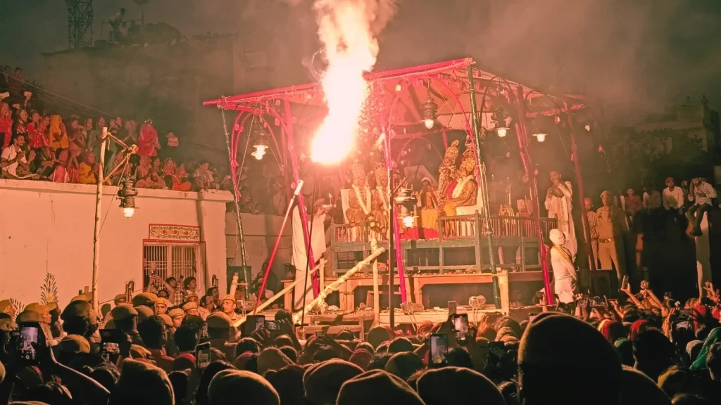 Varanasi के रामनगर में विश्व प्रसिद्ध रामलीला की भोर की आरती में श्रद्धालुओं का उमड़ा सैलाब