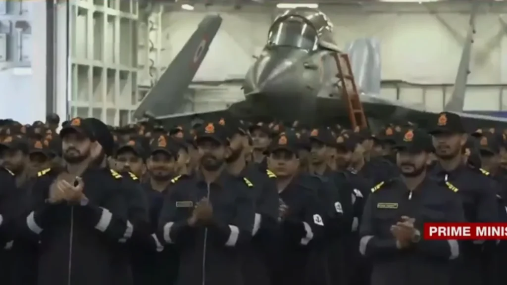 PM Narendra Modi ने INS Vikrant पर भारतीय नौसेना के जवानों संग Diwali मनाई