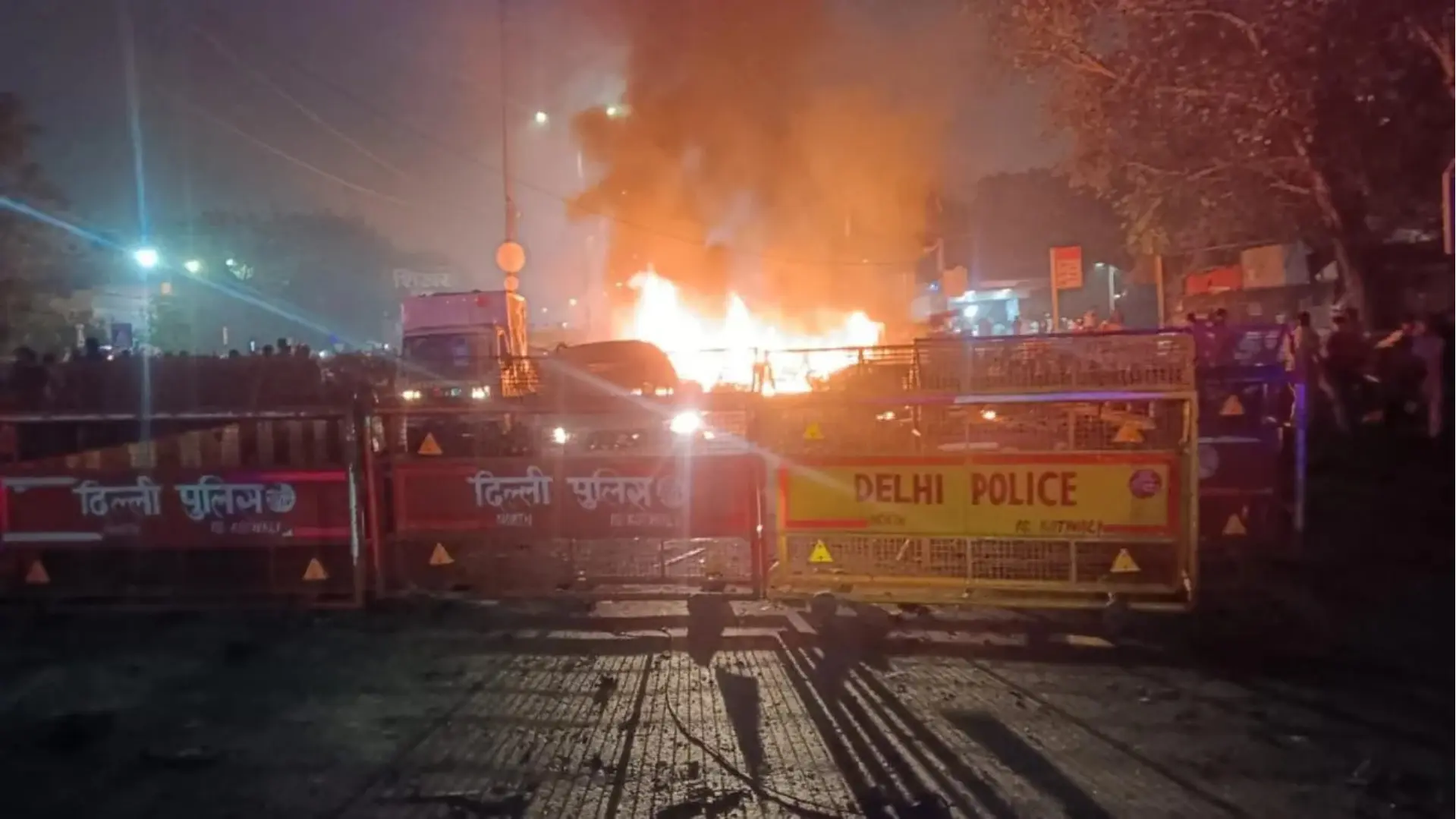 Delhi Car Blast: Red Ford के पास मेट्रो स्टेशन के बाहर कारों में आग लगने से कई घायल | Delhi की ताज़ा खबरें