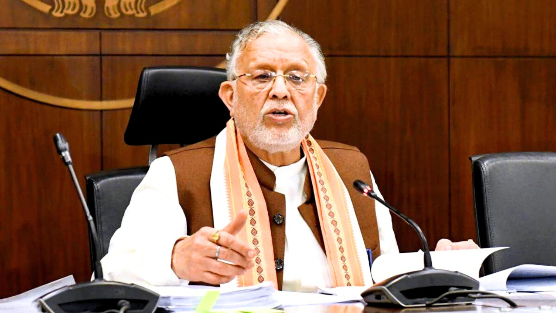 Varanasi में मंत्री सुरेश खन्ना की समीक्षा बैठक में कड़े निर्देश: अधिकारियों से कहा— ‘पूरी तैयारी के साथ आएं, संभावनाओं पर नहीं होगी बात’