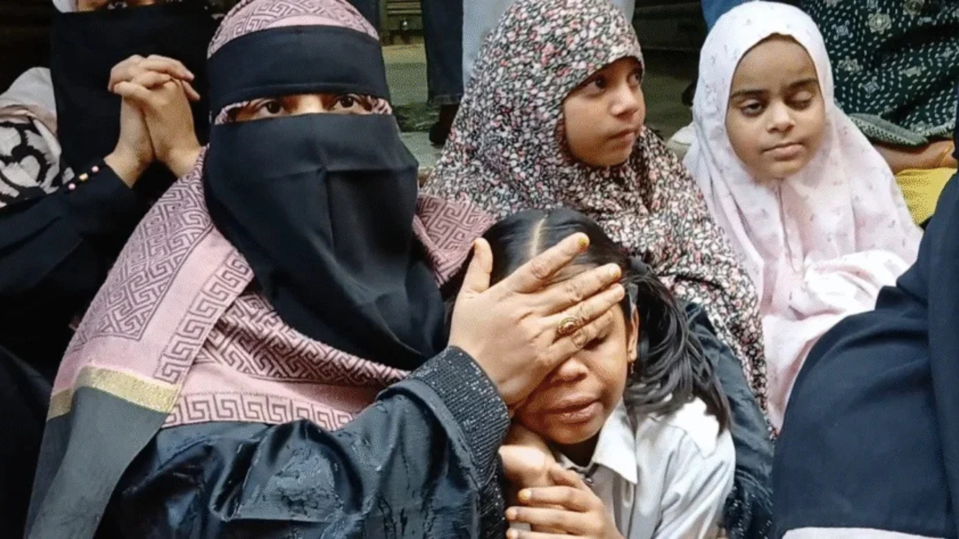 Dalmandi Choudikaran: भवन तोड़ने पहुंची टीम का विरोध, हिजाब पहनी महिलाओं का धरना; कहासुनी के बाद लौटी प्रशासनिक टीम