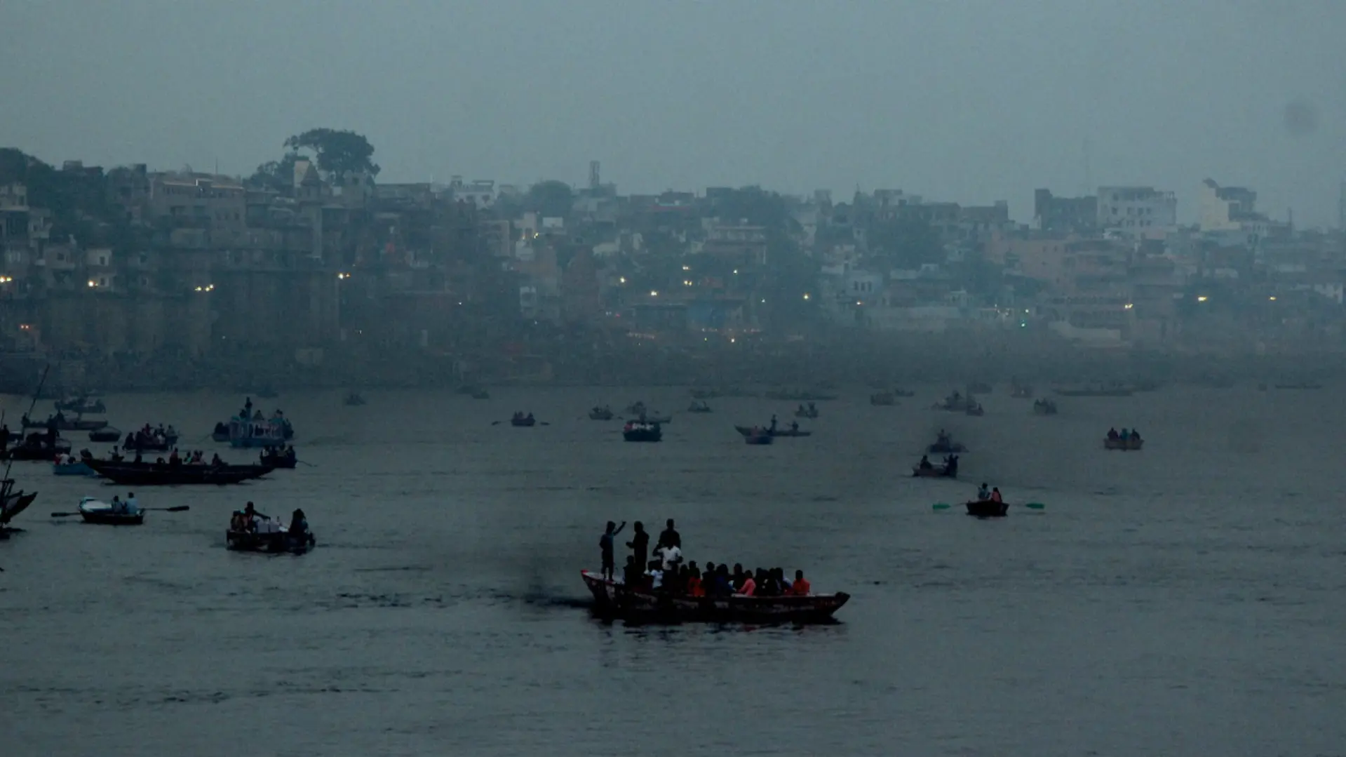 बड़ी खबर : Delhi से ज्यादा प्रदूषित Varanasi की हवा: AQI 392 पहुँचा, घाट किनारे आंखों में जलन जानें पूरी वजह