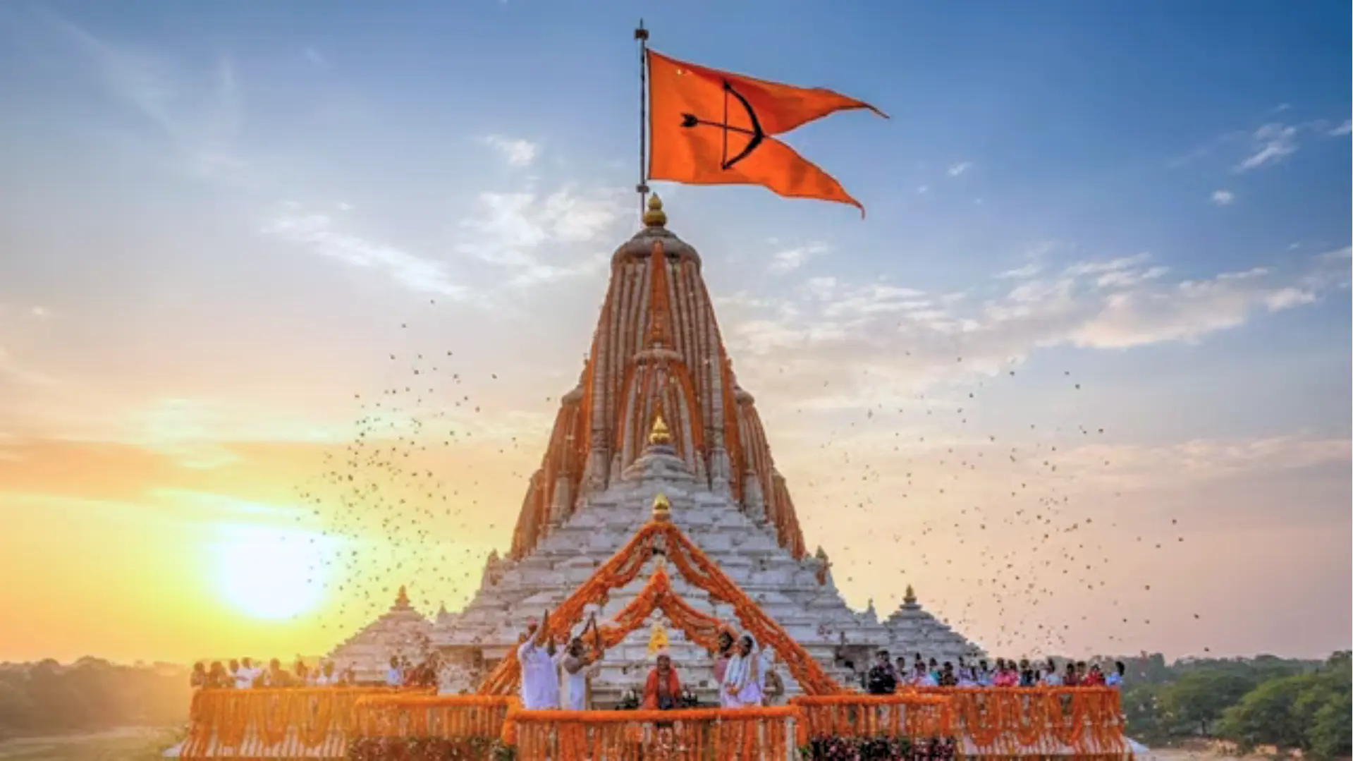 अयोध्या में PM Modi का भव्य रोड शो: स्कूली बच्चों ने बरसाए फूल, शहर 1000 क्विंटल फूलों से महका , राम जन्मभूमि में धर्म ध्वज फहराने का ऐतिहासिक क्षण आज