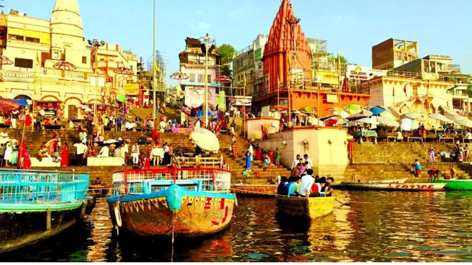 गंगा की लहरों पर प्रवासी परिंदों की परवाज: सर्दियों में Varanasi का मनमोहक नज़ारा