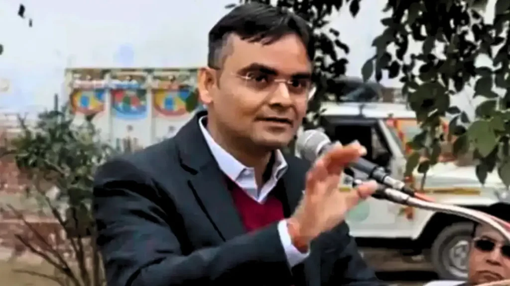 शिक्षक ज्यादा अवकाश ले रहे हैं : वाराणसी डीएम