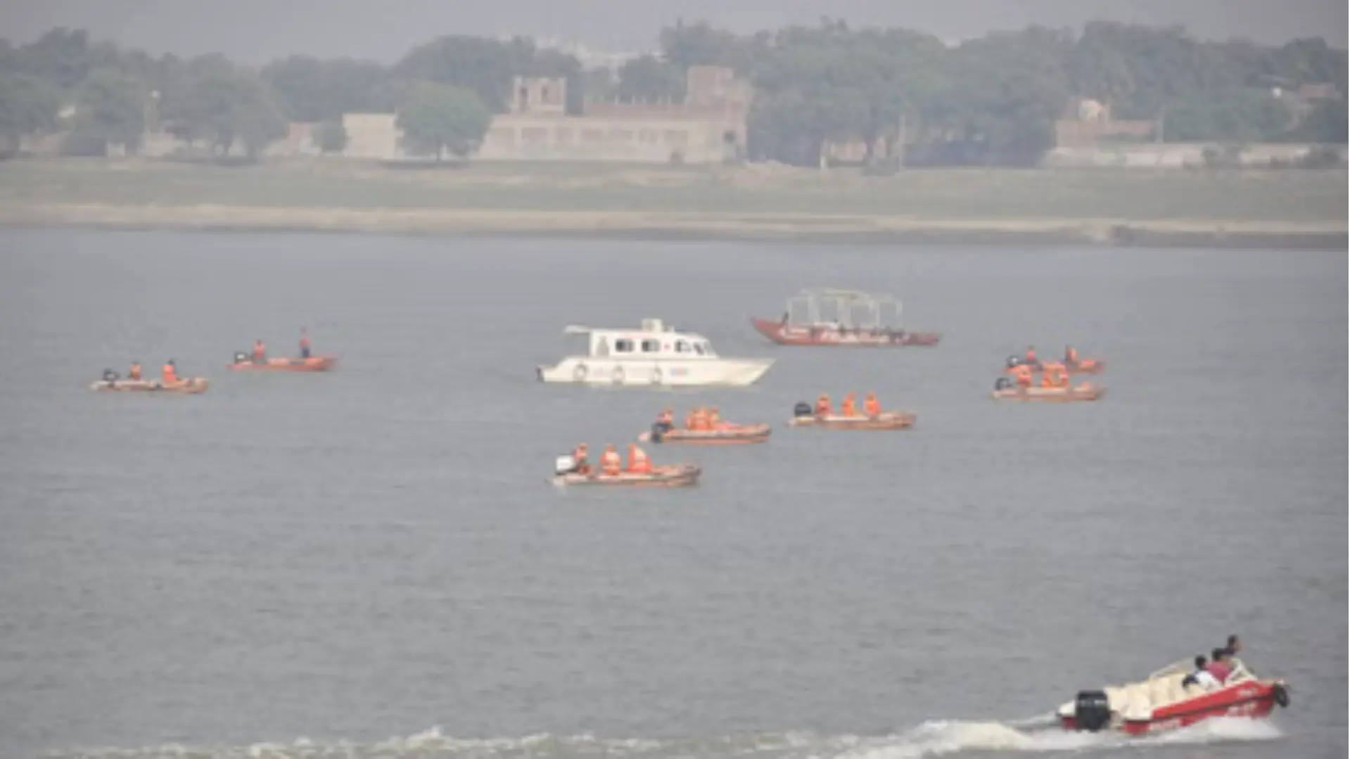 Varanasi में क्रूज हाईजैक! आतंकियों के नकली खतरे पर हथियार लेकर दौड़ी NSG और पुलिस, रविदास घाट पर हुआ हाई-अलर्ट अभ्यास