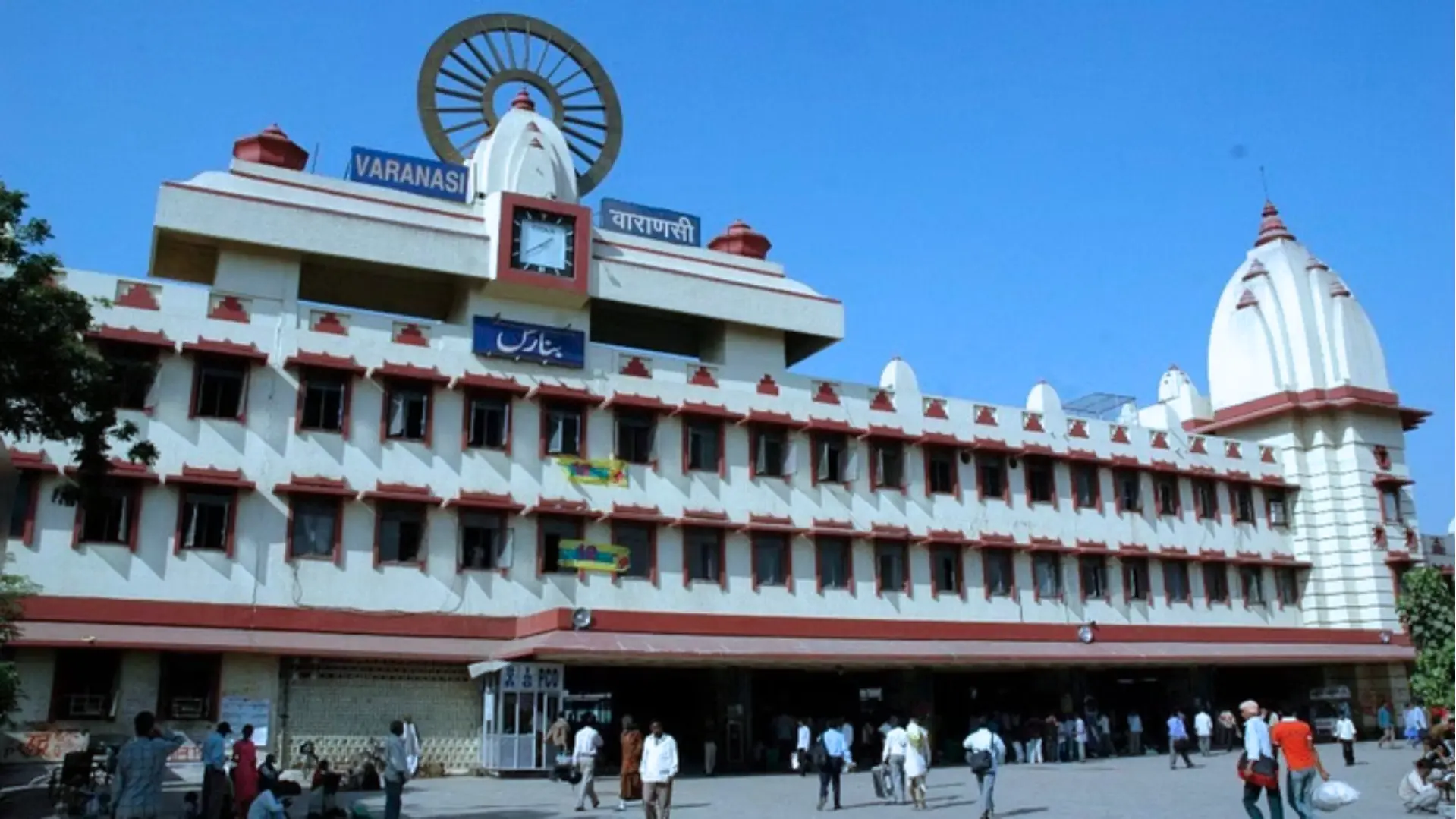 ये कैसी व्यवस्था: Varanasi कैंट स्टेशन पर तीन वाहन स्टैंड, किराए में जमीन-आसमान का फर्क; यात्रियों में बढ़ी नाराज़गी