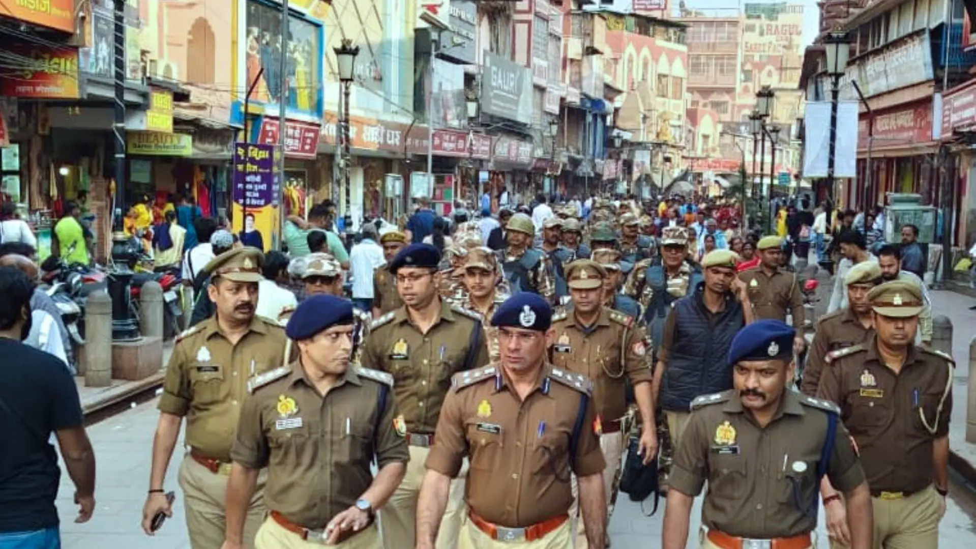 बाबरी विध्वंस की बरसी पर Varanasi में हाईअलर्ट: मंदिरों, घाटों और सार्वजनिक स्थलों पर कड़ी निगरानी, मिश्रित आबादी वाले इलाकों में विशेष सतर्कता