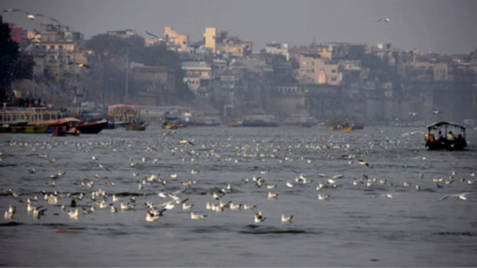 Varanasi Weather: हिमालय की बर्फीली हवा से बढ़ी गलन, न्यूनतम तापमान 9.5 डिग्री पर पहुंचा