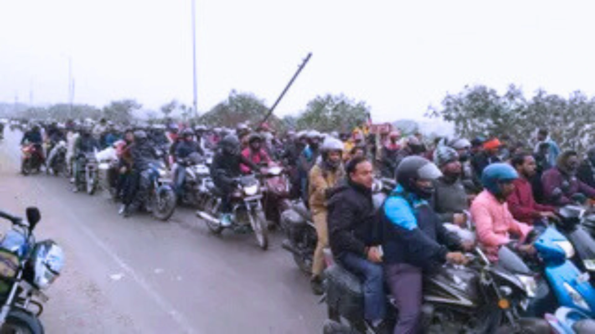 Rajghat Bridge पर डायवर्जन ने बढ़ाई लोगों की मुश्किलें, छह घंटे में ही व्यवस्था हुई फेल; अगले आदेश तक यातायात प्रतिबंध हटाया गया