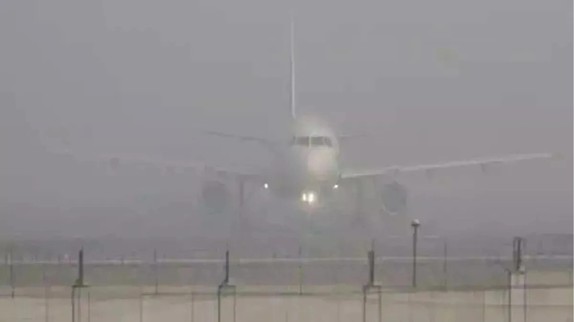 Fog In UP: Varanasi में घने कोहरे का कहर, 30 उड़ानें रद्द, यात्री बेहाल