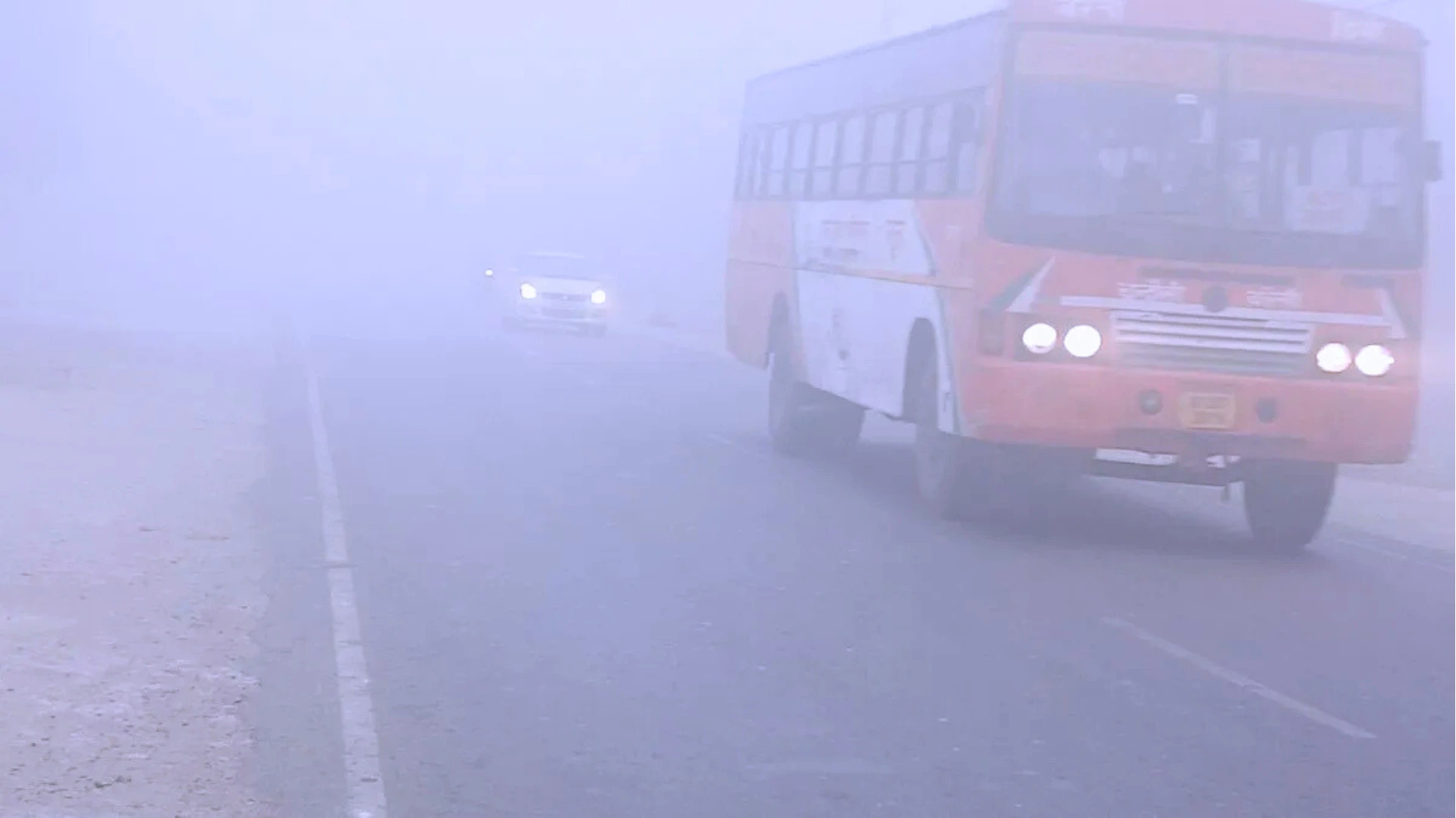 शिमला से भी ठंडा रहा Varanasi, कोहरे और कड़ाके की ठंड से जनजीवन अस्त-व्यस्त