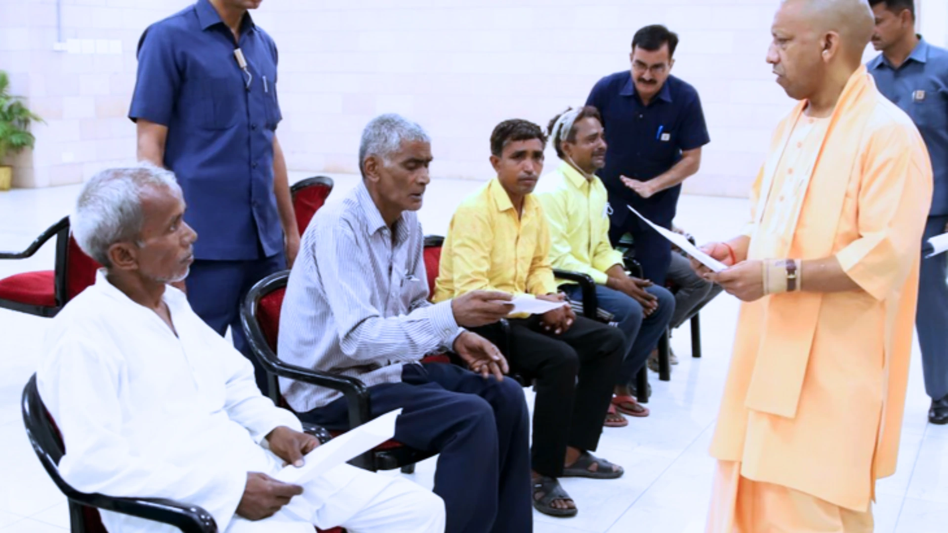 CM Yogi ने किया जनता दर्शन, फरियादियों को दिया भरोसा!: रैन बसेरों की व्यवस्था मजबूत करने और त्वरित समाधान के निर्देश