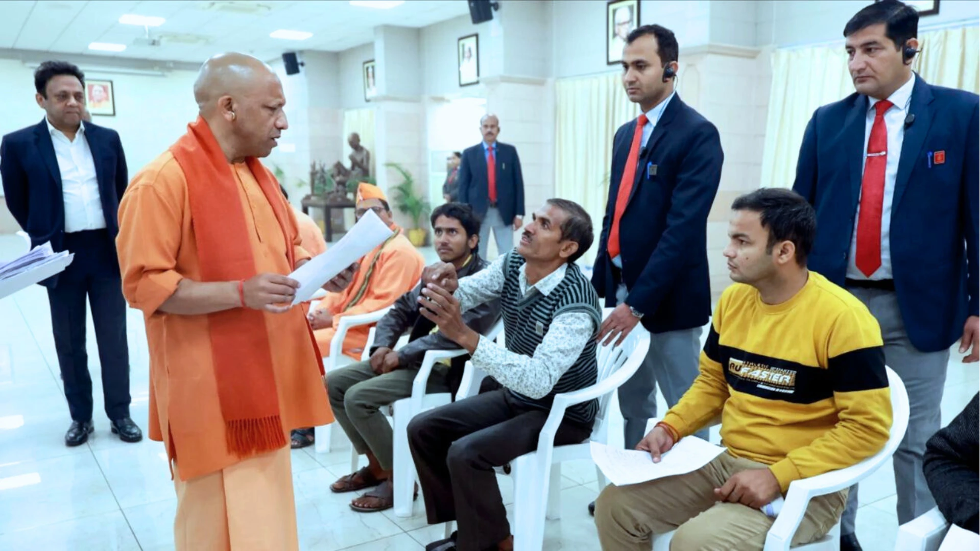 CM Yogi ने किया जनता दर्शन, फरियादियों को दिया भरोसा!: रैन बसेरों की व्यवस्था मजबूत करने और त्वरित समाधान के निर्देश