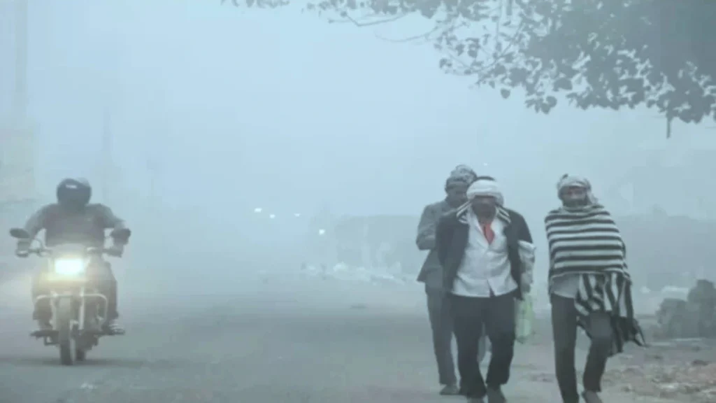 Varanasi सहित पूर्वांचल में कोहरे का कहर, गलन ने बढ़ाई मुश्किलें; पारा आठ डिग्री के करीब