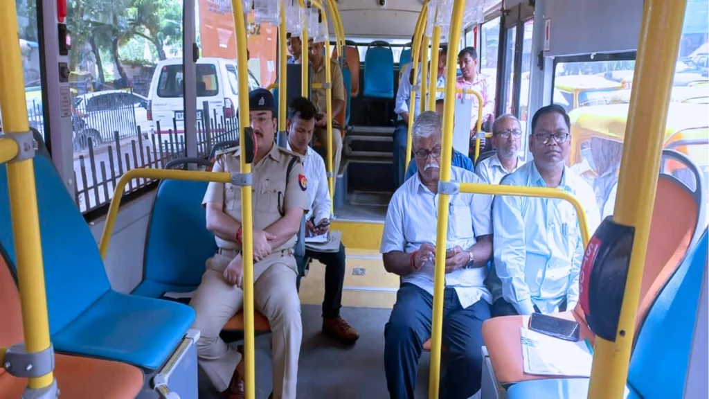 Varanasi : अब इंतजार नहीं, सफर होगा स्मार्ट 5 Varanasi : अब इंतजार नहीं, सफर होगा स्मार्ट: E-Bus की लाइव लोकेशन मिलेगी मोबाइल पर, यात्रियों को बड़ी राहत