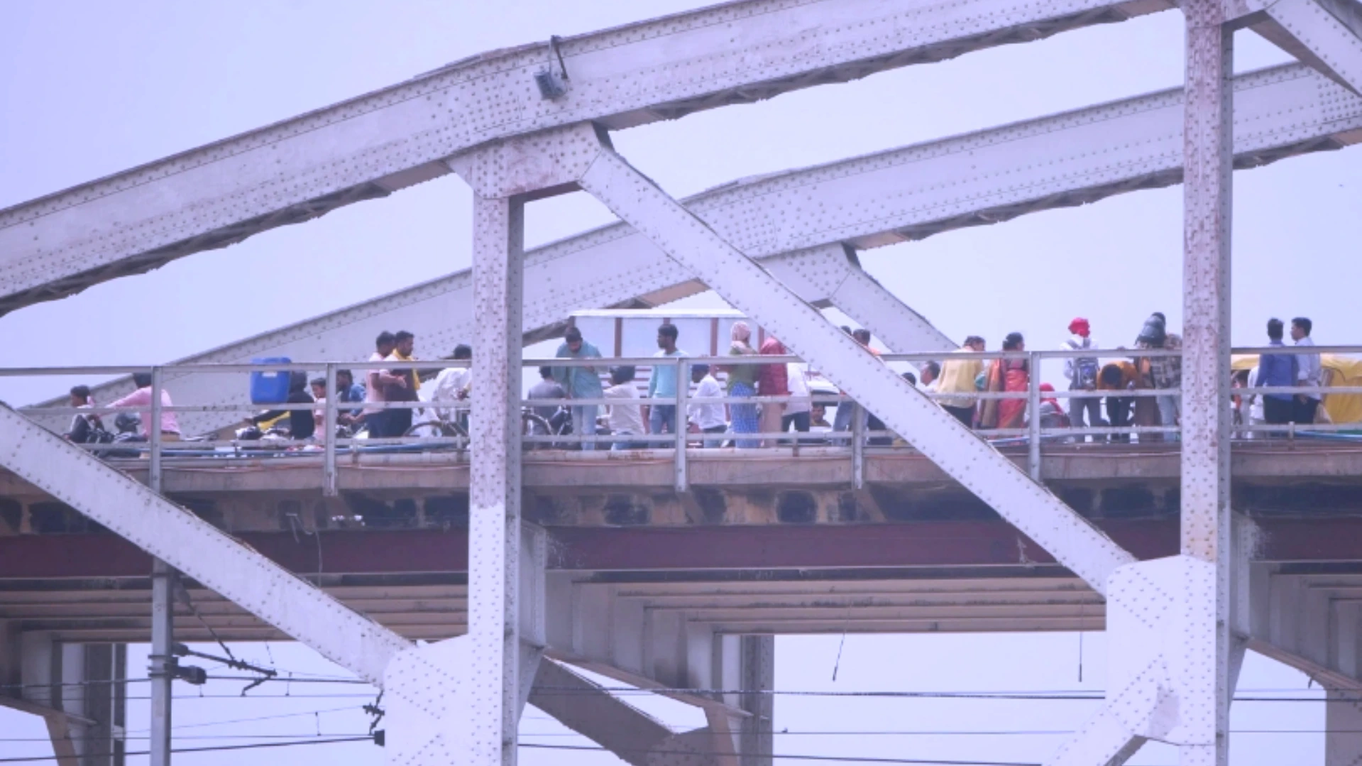 137 साल पुराने Rajghat Bridge पर वाहनों की एंट्री पूरी तरह बंद, 25 दिन तक सिर्फ पैदल आवाजाही; वाराणसी में लागू हुआ बड़ा ट्रैफिक डायवर्जन