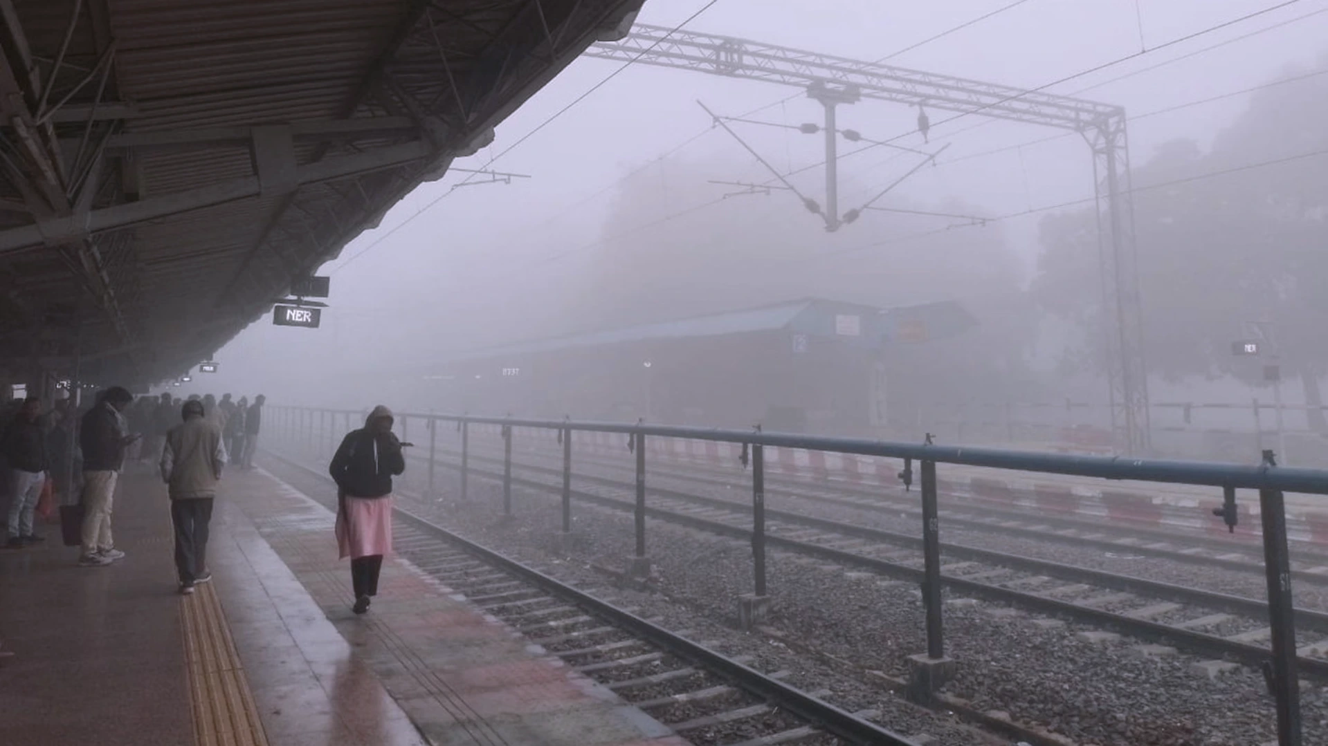 UP में कड़ाके की ठंड का कहर 2 UP में कड़ाके की ठंड का कहर, 15 जिलों में स्कूल बंद; कोहरा बना आफत, जनजीवन प्रभावित