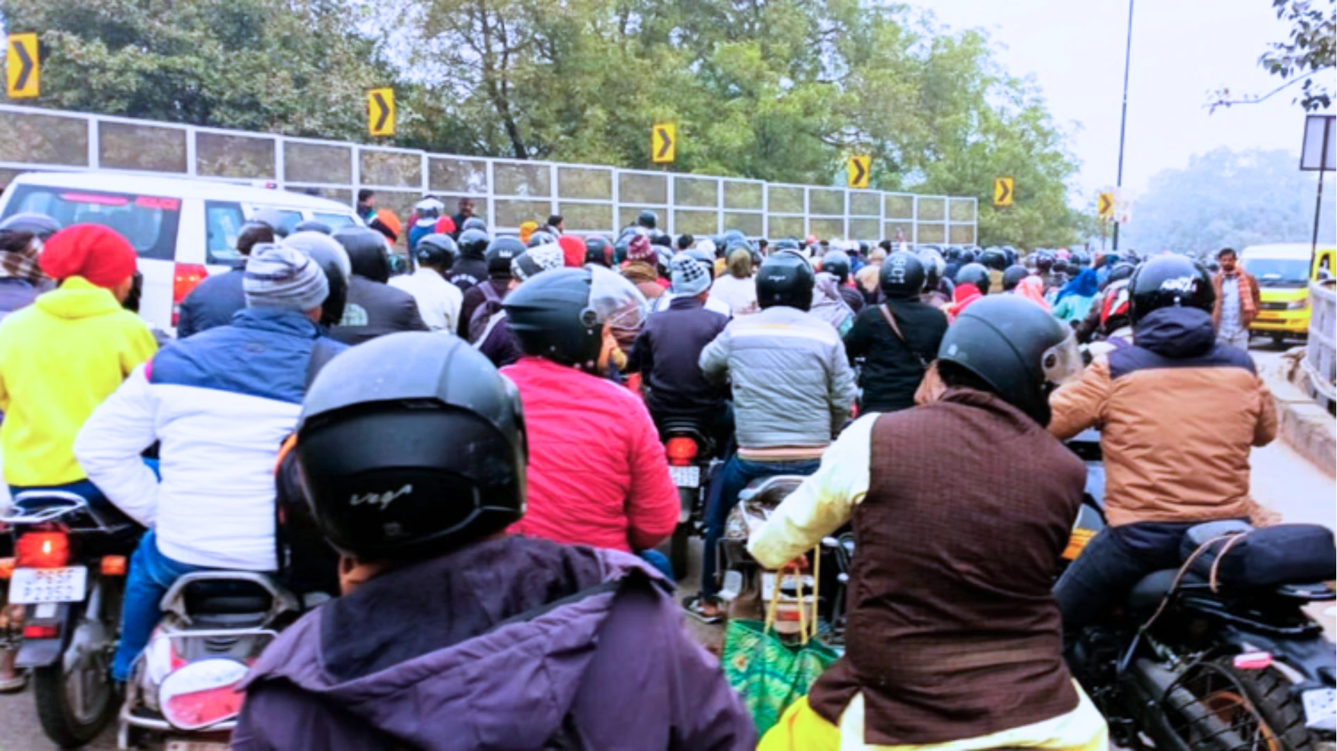 Rajghat Bridge पर यात्रियों का आवागमन शुरू 7 Rajghat Bridge पर यात्रियों का आवागमन शुरू, पीपा पुल बनने के बाद होगी मरम्मत; जानिए पूरी वजह