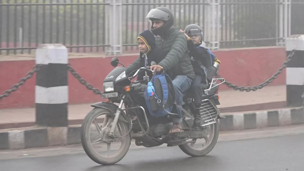 Uttar Pradesh School Closed: भीषण सर्दी का असर 7 Uttar Pradesh School Closed: भीषण सर्दी का असर, Lucknow–Varanasi के बाद 4 और जिलों में बढ़ी स्कूलों की छुट्टी, आठवीं तक बंद शिक्षण संस्थान