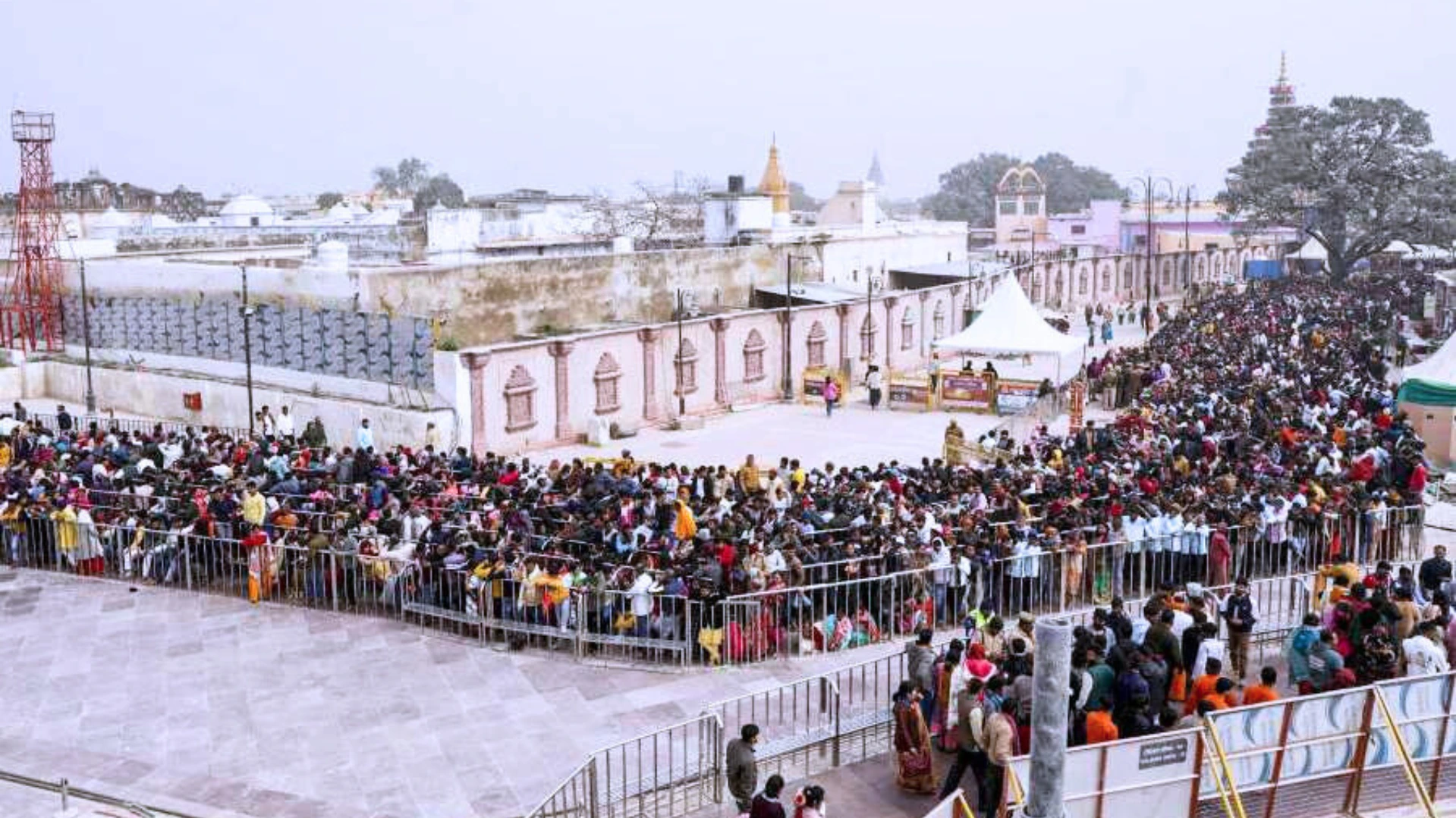 नए साल पर Kashi में सुरक्षा चक्र सख्त, रूट डायवर्जन और घाटों तक निगरानी