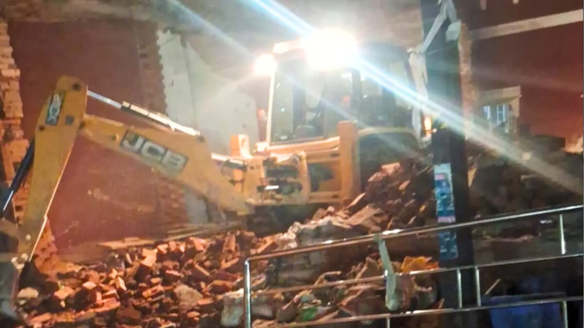 Varanasi Dalmandi में आधी रात को चला ध्वस्तीकरण अभियान, प्रशासनिक अधिकारियों की बढ़ी सक्रियता