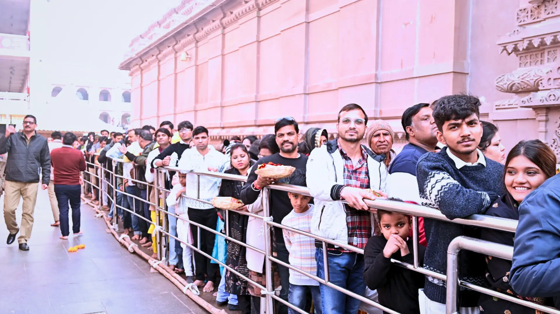 Ayodhya के मुकाबले Kashi में माघ मेले का पलट प्रवाह तीन गुना ज्यादा, भक्तों की भारी भीड़; सुरक्षा व्यवस्था चाक-चौबंद