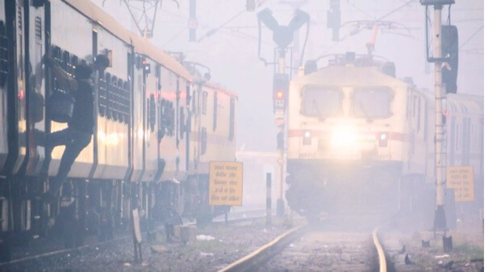 Train Late : घने कोहरे ने थाम दी रफ्तार, Varanasi में 15 से अधिक ट्रेनें घंटों देरी से चलीं