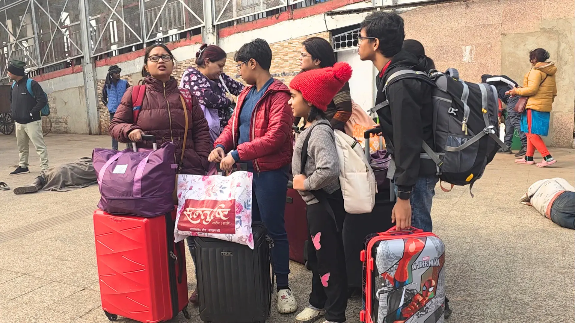 Train Late : घने कोहरे ने थाम दी रफ्तार, Varanasi में 15 से अधिक ट्रेनें घंटों देरी से चलीं