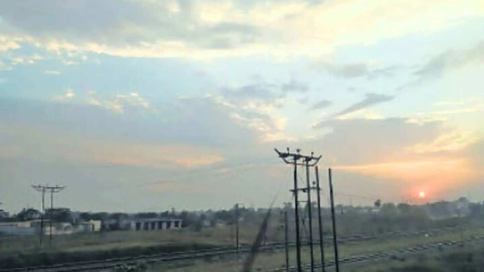 Varanasi सहित पूर्वांचल में बदला मौसम का मिजाज, बादलों की आवाजाही के बीच बढ़ी गलन; 23 जनवरी से पश्चिमी विक्षोभ दिखाएगा असर