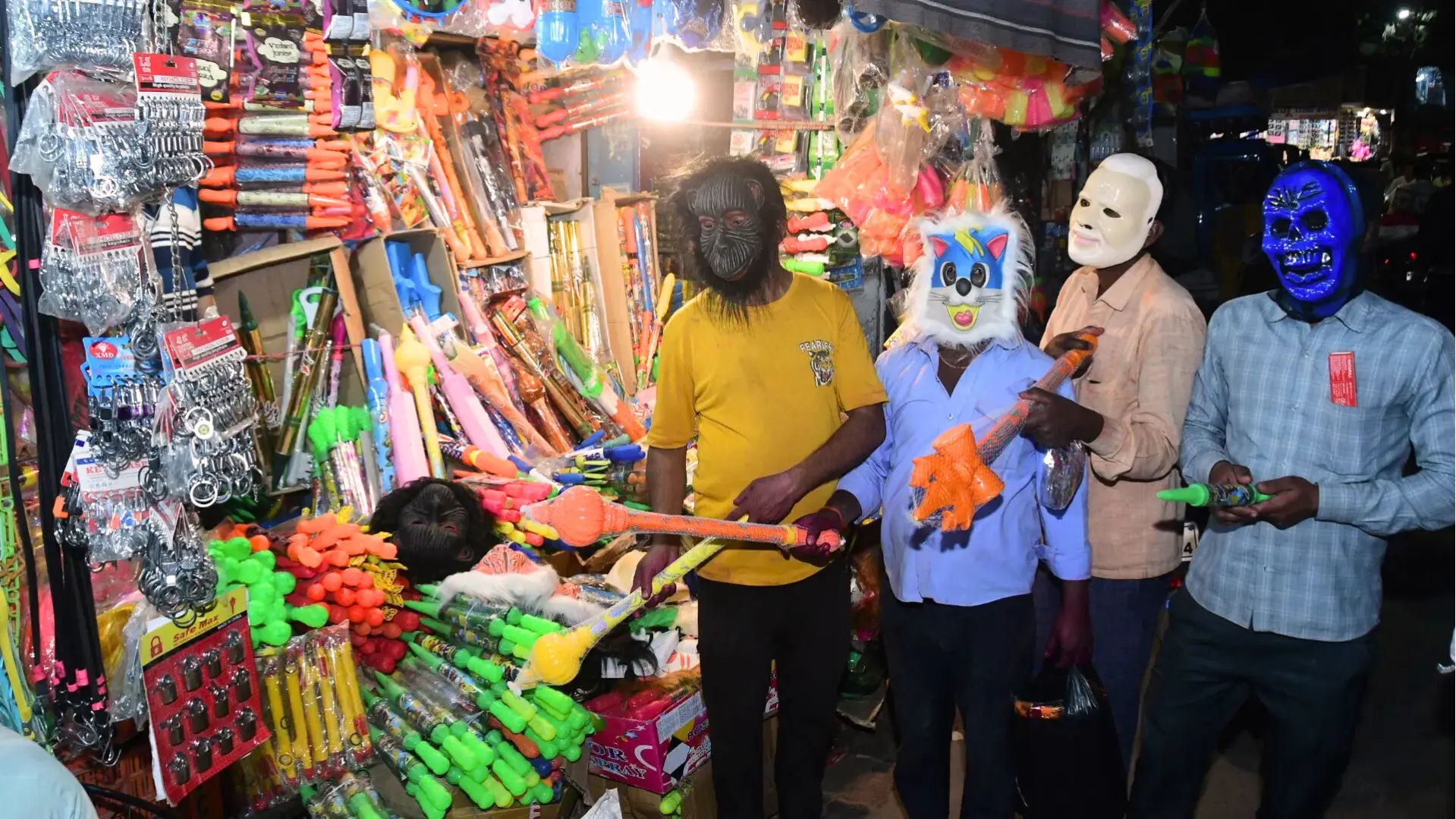 Holi 2026: हर्बल रंगों से सजी Kashi, 700 करोड़ पार करेगा कारोबार; त्रिशूल-तलवार पिचकारियों की जबरदस्त डिमांड