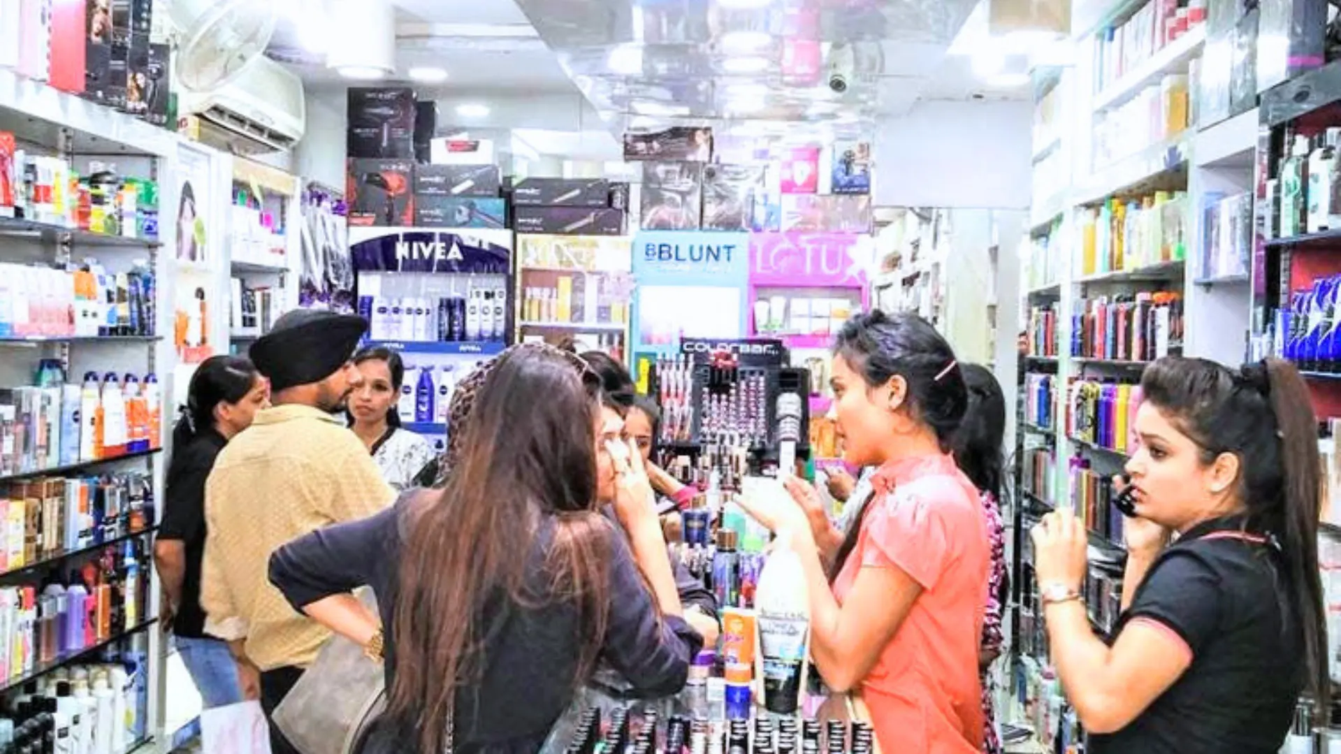 Holi 2026: हर्बल रंगों से सजी Kashi, 700 करोड़ पार करेगा कारोबार; त्रिशूल-तलवार पिचकारियों की जबरदस्त डिमांड