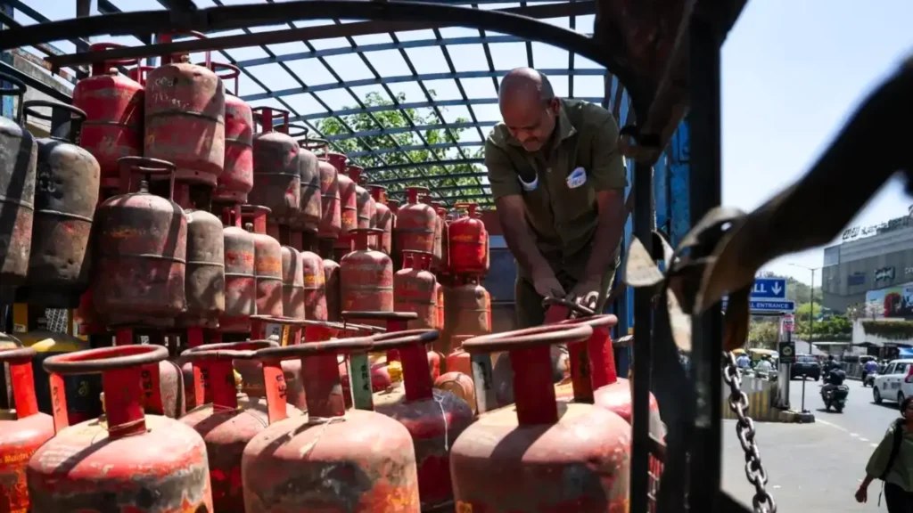 दिल्ली में LPG संकट गहराया
