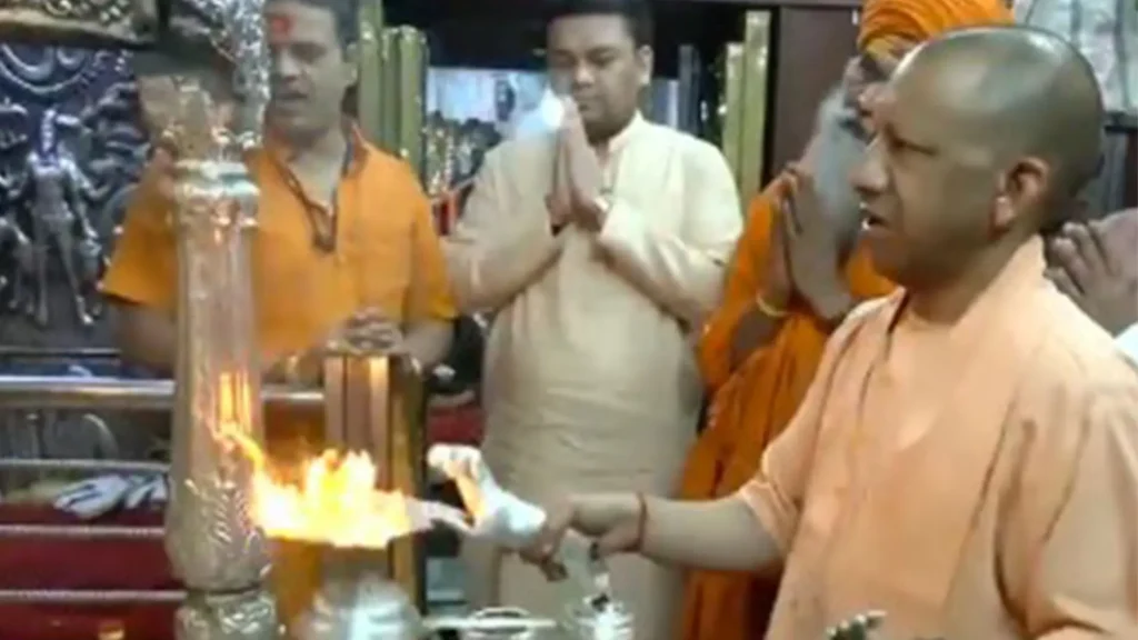 वाराणसी में योगी आदित्यनाथ ने काल भैरव मंदिर में पूजा-अर्चना की